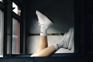 Як носити шкарпетки з кросівками дівчині? Модні поєднання та поради фото